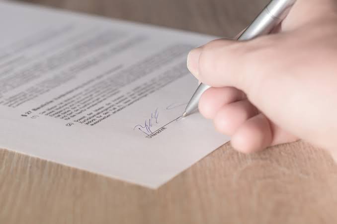 Important clauses found in commercial contracts